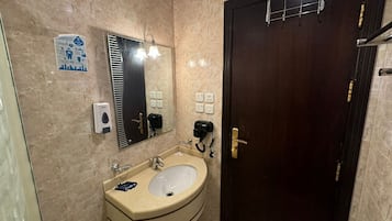 Pengering rambut, handuk, sabun, dan sampo