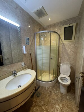 Hair dryer, towels, soap, shampoo - Taj Aldahabia Hotel - Makkah - Al Rawda فندق تاج الذهبية - مكة - الروضة (Makkah)