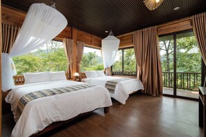 Firemannsrom – familie, dalutsikt | Memory foam-senger, minibar, blendingsgardiner og lydisolert