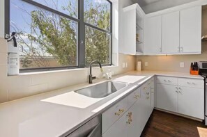 Kjøleskap, mikrobølgeovn, ovn og kokeplater