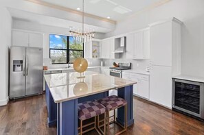 Fridge, microwave, oven, stovetop - Skyline Elegance: Chic Midtown Home with Rooftop (Houston)