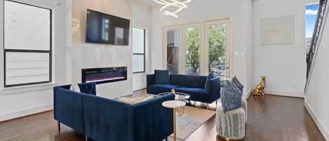 Smart TV, chimenea, libros