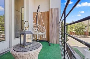 Property grounds - Skyline Elegance: Chic Midtown Home with Rooftop (Houston)