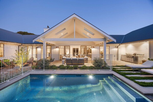 House | 4 bedrooms, Internet - Muskoka Luxe Retreat With Pool Spa Fire Pit (Mount Martha)