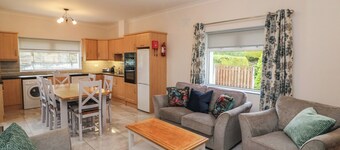 NO 1 LODGE WOOD, pet friendly in Kenmare, County Kerry