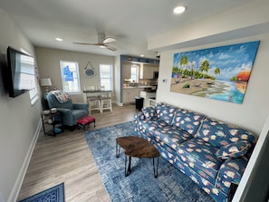 1st floor sitting area - 4 Bedroom 2 Bath luxury home in a quiet area close to the beach (North Wildwood)