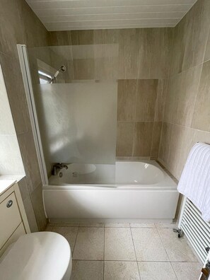 House | Bathroom | Combined shower/tub, deep soaking tub, hair dryer, towels - 3-bed House - Garden & 30 Mins to Central London (London)