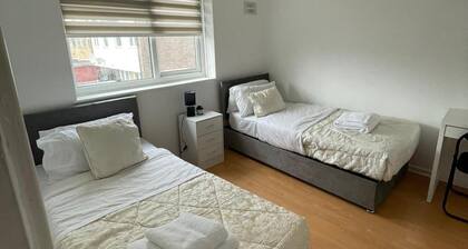 3-bed House - Garden & 30 Mins to Central London