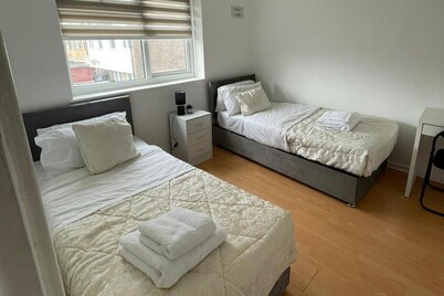 3-bed House - Garden & 30 Mins to Central London