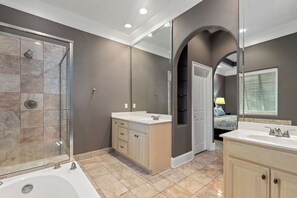 Douche, séchoir à cheveux, serviettes fournies