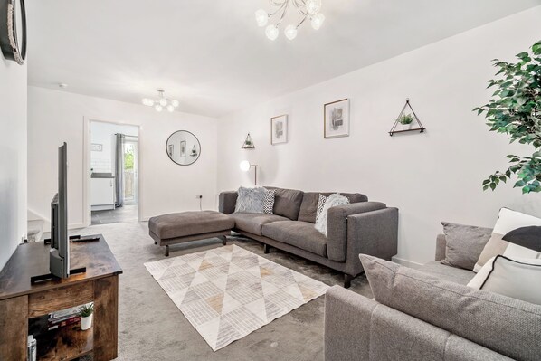 House | Living area - House - Sleeps 4 - Garden - Parking (Ashford)