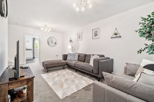 House - Sleeps 4 - Garden - Parking