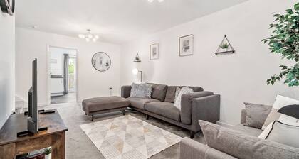 House - Sleeps 4 - Garden - Parking