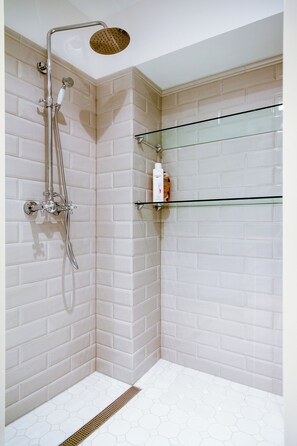Dusche, Haartrockner, Handtücher, Seife