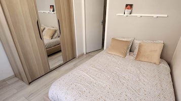 1 chambre, bureau, fer et planche Ă  repasser, lit parapluie