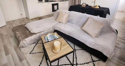 Cosy apartment, 20 minutes from the beach (on foot) - Pets welcome.