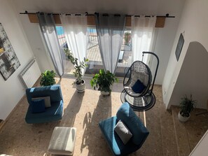 Smart TV, chimenea, futbolito, mesa de ping pong