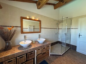 Douche, baignoire à jets, sèche-cheveux, serviettes fournies