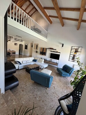 Smart TV, chimenea, futbolito, mesa de ping pong