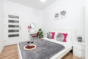 Comfort Apartment | 1 bedroom, premium bedding, individually furnished, blackout drapes - Lumina apart with parking in City Center (Lódz)