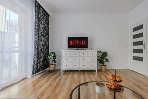 Comfort Apartment, Courtyard View | Television - Lumina apart with parking in City Center (Lódz)