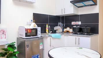 Apartment, 1 Bedroom, Garden View | Private kitchen