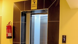 Ein Aufzug mit dem Hinweis "LUXORE, Ebene 3".
