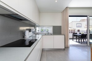 Grand réfrigérateur, micro-ondes, four, plaque de cuisson