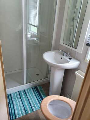 Cabaña | Baño | Ducha, secador de pelo y papel higiénico