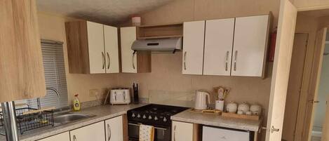 Cabaña | Cocina privada | Refrigerador, microondas, horno y parrilla de estufa