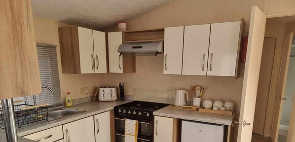 Cabaña | Cocina privada | Refrigerador, microondas, horno y parrilla de estufa 