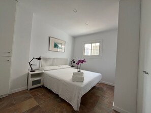 1 slaapkamer, een strijkplank/strijkijzer, wifi, beddengoed