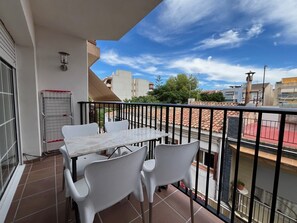 Outdoor dining - Budha's apartment, relax & confort center Calafell (Calafell)