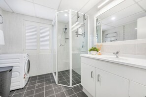 Douche, sèche-cheveux, serviettes fournies