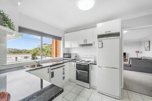 Een koelkast, een microgolfoven, een oven, een kookplaat