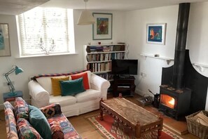 Smart TV, fireplace, DVD player, books - Chapel Cottage, spacious light and airy cottage in the Cotswolds AONB (Cirencester)