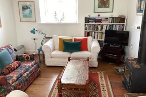 Smart TV, fireplace, DVD player, books - Chapel Cottage, spacious light and airy cottage in the Cotswolds AONB (Cirencester)