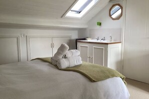 2 bedrooms, desk, iron/ironing board, travel cot