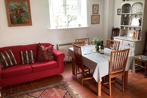 Dining - Chapel Cottage, spacious light and airy cottage in the Cotswolds AONB (Cirencester)