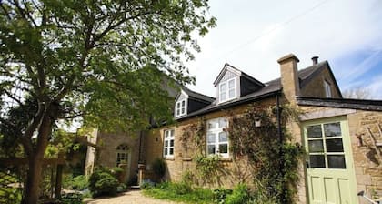 Chapel Cottage, spacious light and airy cottage in the Cotswolds AONB