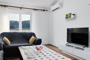 TV - Apartment on the 2nd floor with a sea view (Baska)