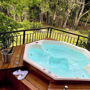 Outdoor spa tub - Pousada Casa Cida e Evandro (Gaspar)