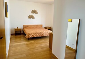 4 habitaciones, tabla de planchar con plancha, cuna de viaje y wifi 
