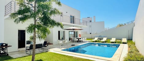 Una piscina al aire libre
