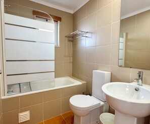 Sèche-cheveux, bidet, serviettes fournies