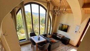 Studio – deluxe, 1 queensize-seng, fjellutsikt | Blendingsgardiner, lydisolert og wi-fi (inkludert)