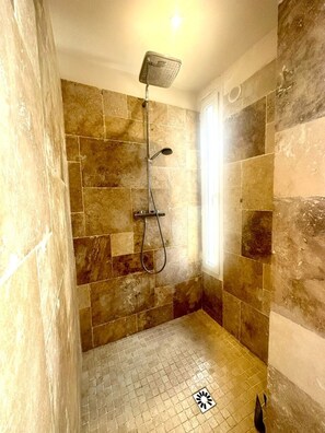 Haartrockner, Handtücher, Shampoo, Toilettenpapier