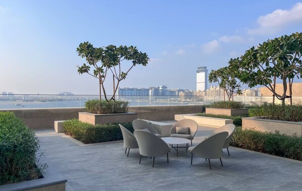 Apartment - Modern 2BR w Direct Beach Access Emaar Beachfront (Dubai)