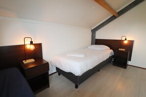 3 bedrooms, individually furnished, bed sheets - Bungalow by Water With Sauna in South Holland (Simonshaven)
