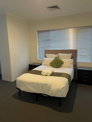 4 bedrooms, iron/ironing board, WiFi, bed sheets